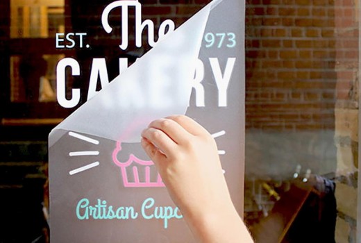 Друк на самоклеючій плівці: переваги та види поліграфії