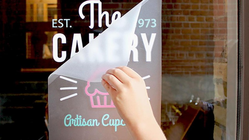 Друк на самоклеючій плівці: переваги та види поліграфії